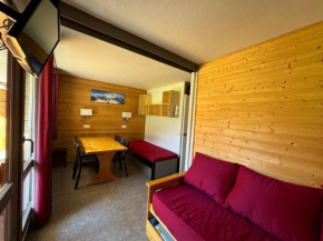 Studio Rénové au Cœur de la Station avec Balcon et Parking - FR-1-181-2431